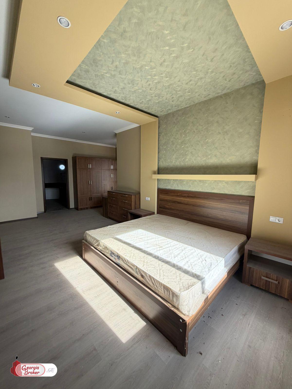 продается дом с новым ремонтом 15-комнат